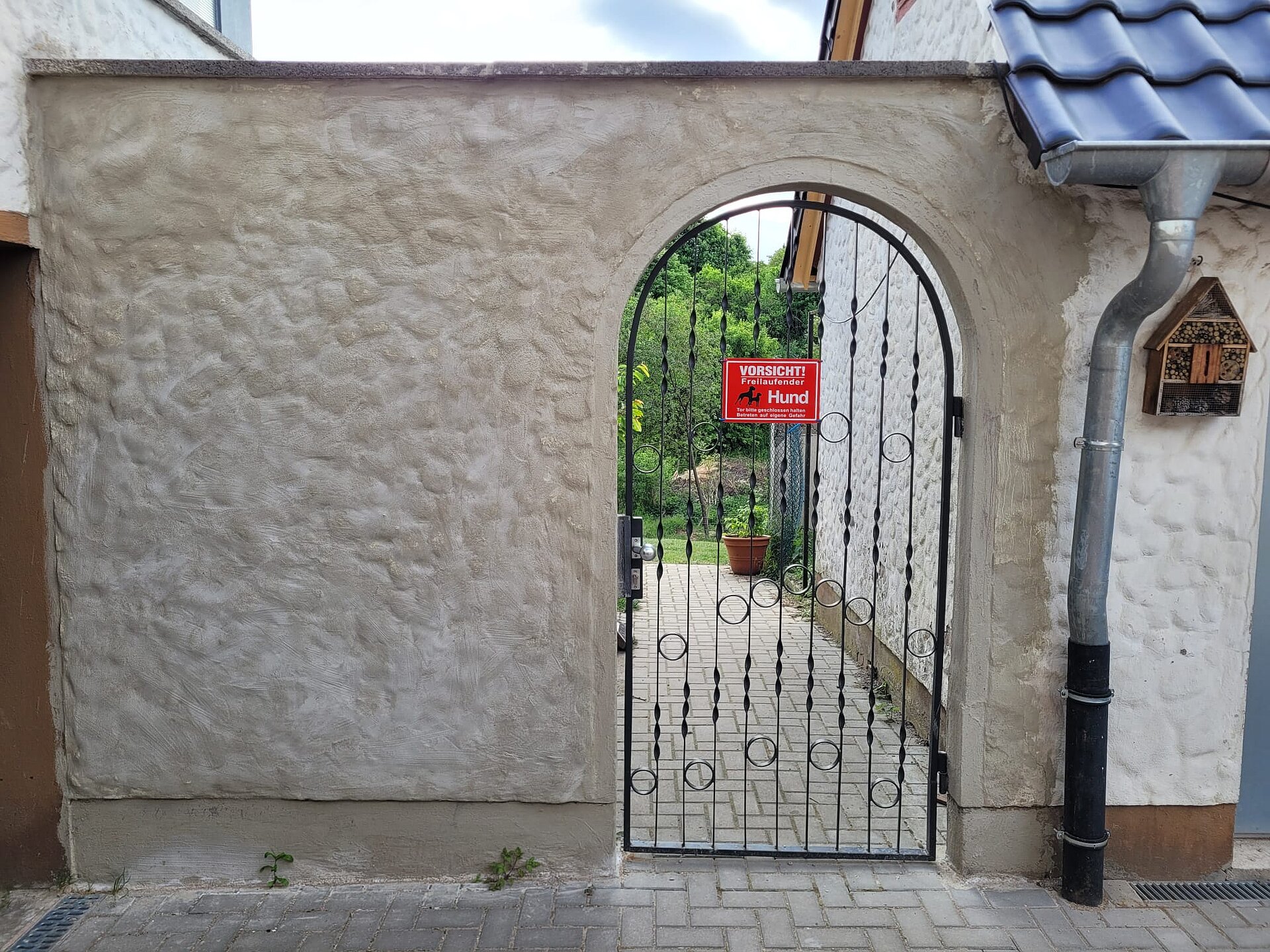 Bild von frisch verputzter Mauer